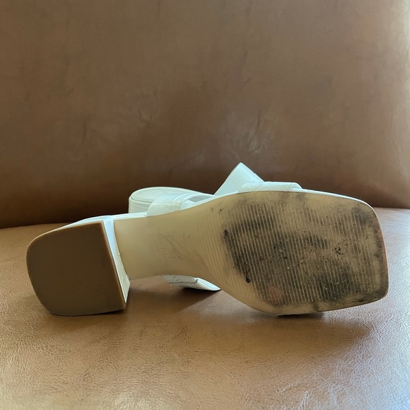 Marc Fisher croc embossed white sandals. - Picture 3 of 3